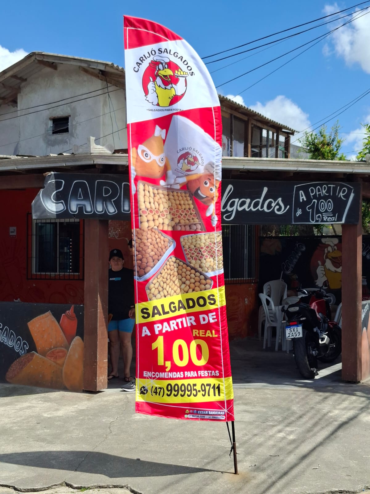 Windflag personalizado em frente à loja