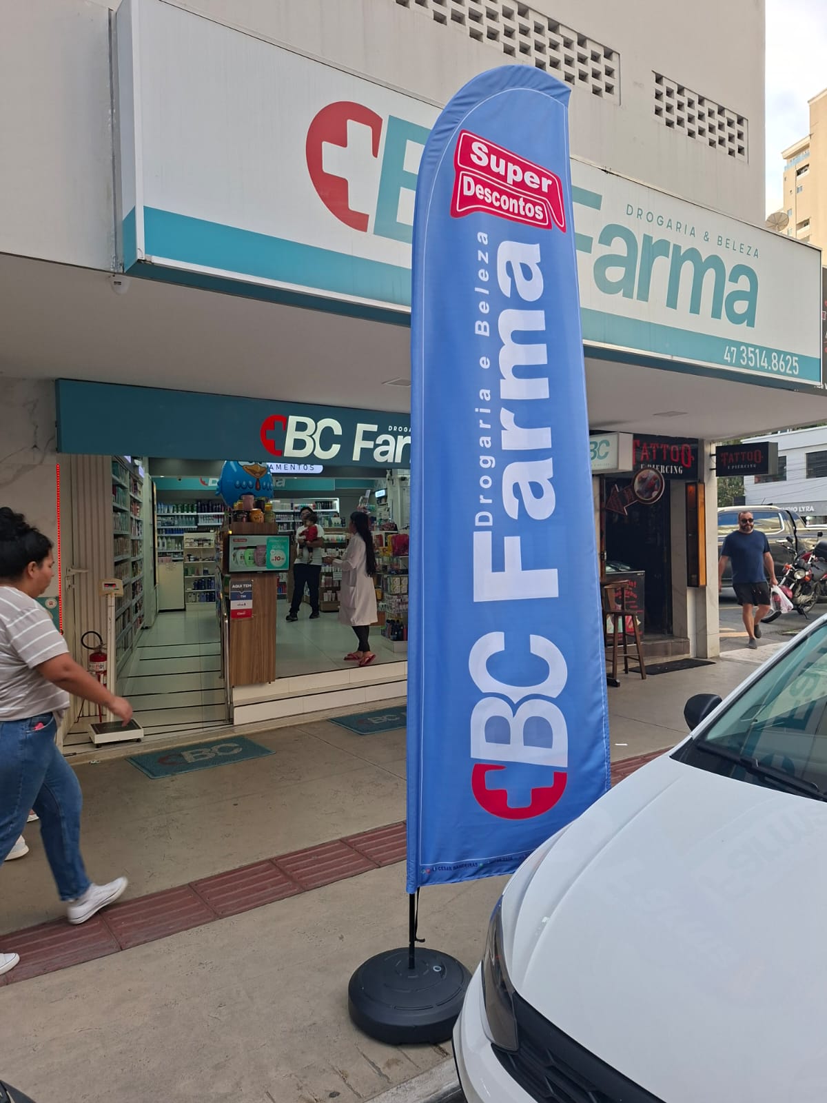 Bandeiras promocionais em ambiente externo