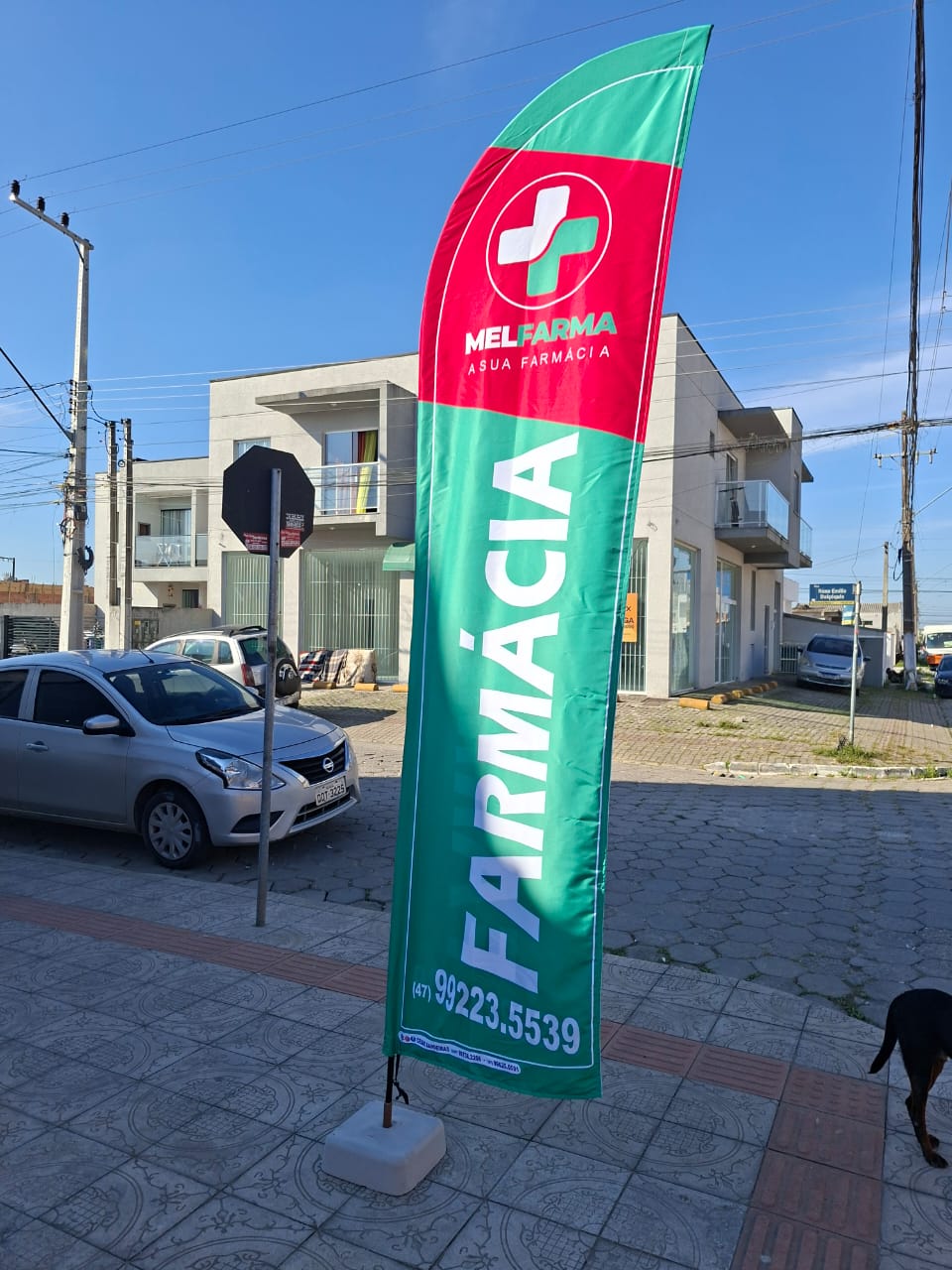 Windflag destacando fachada comercial