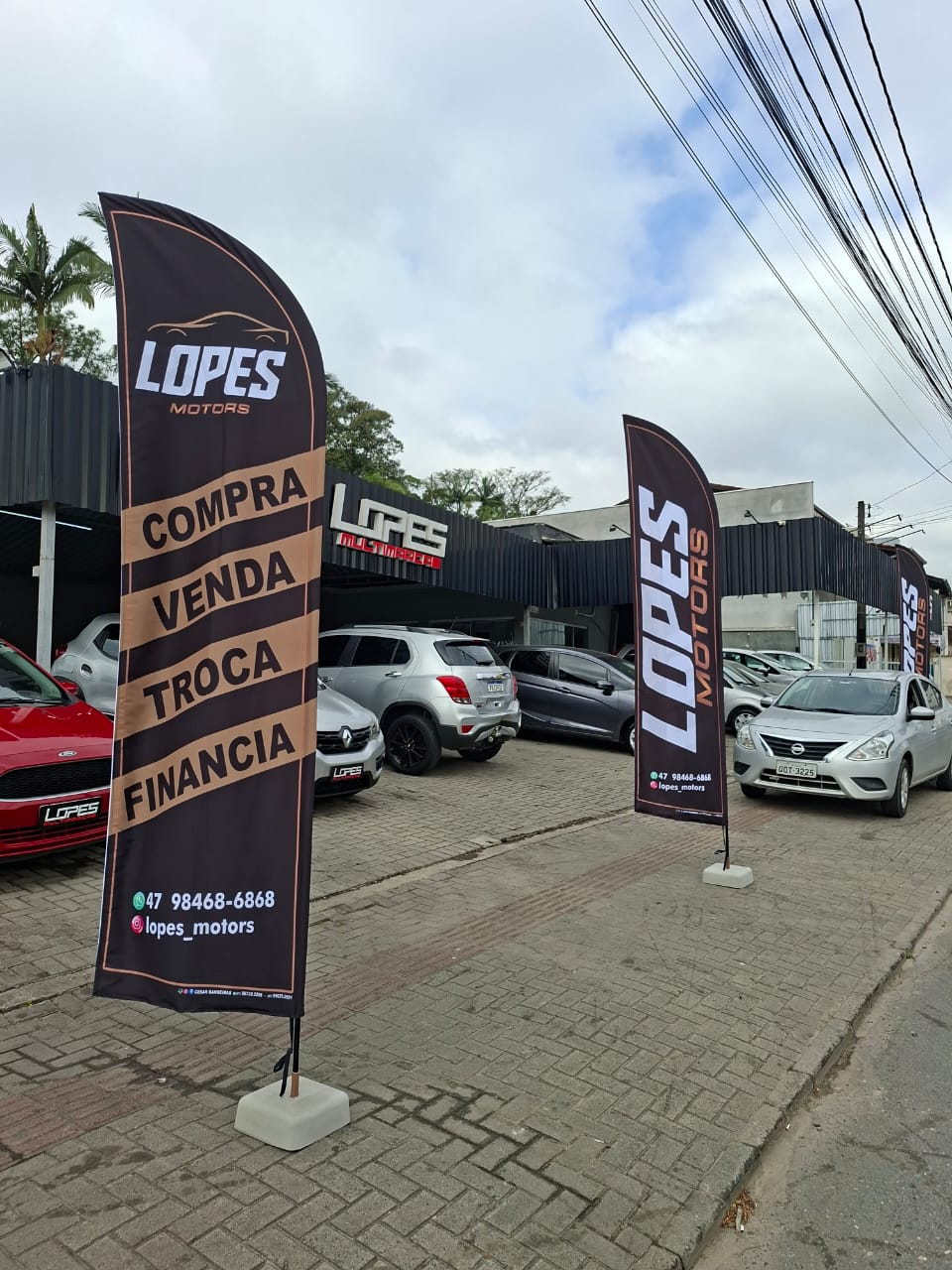 Bandeiras em frente ao ponto de venda