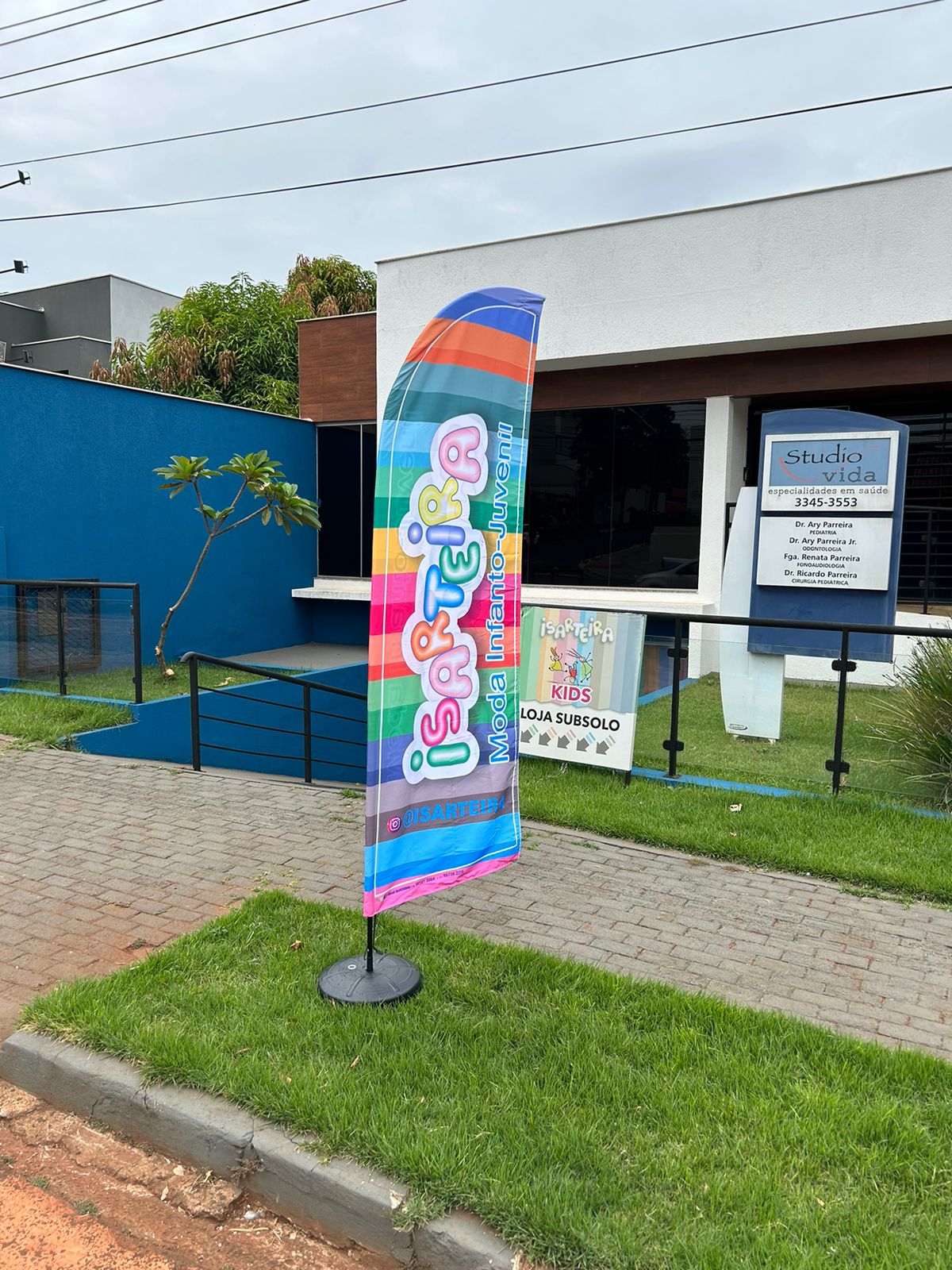 Windflag promocional em área urbana