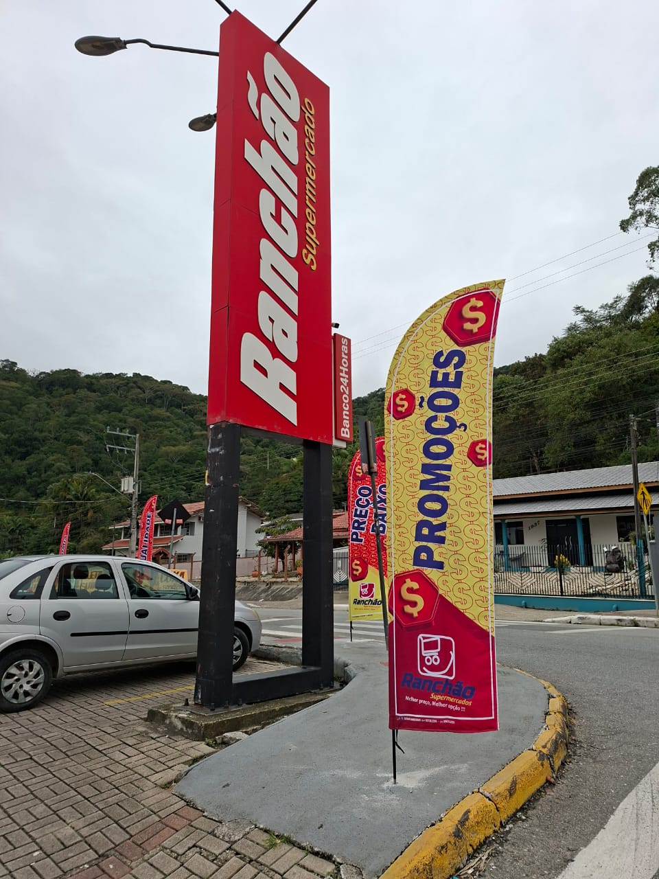 Windflag em ambiente externo comercial