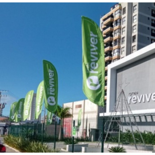 Windflag em frente a loja comercial