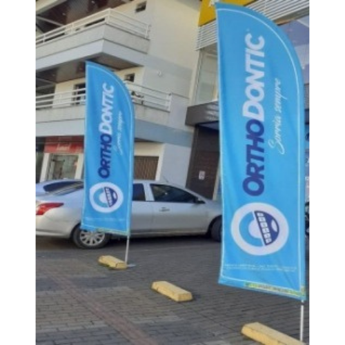 Windflag personalizado em ambiente urbano