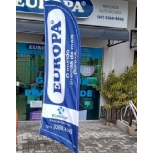 Windflag em frente ao comércio