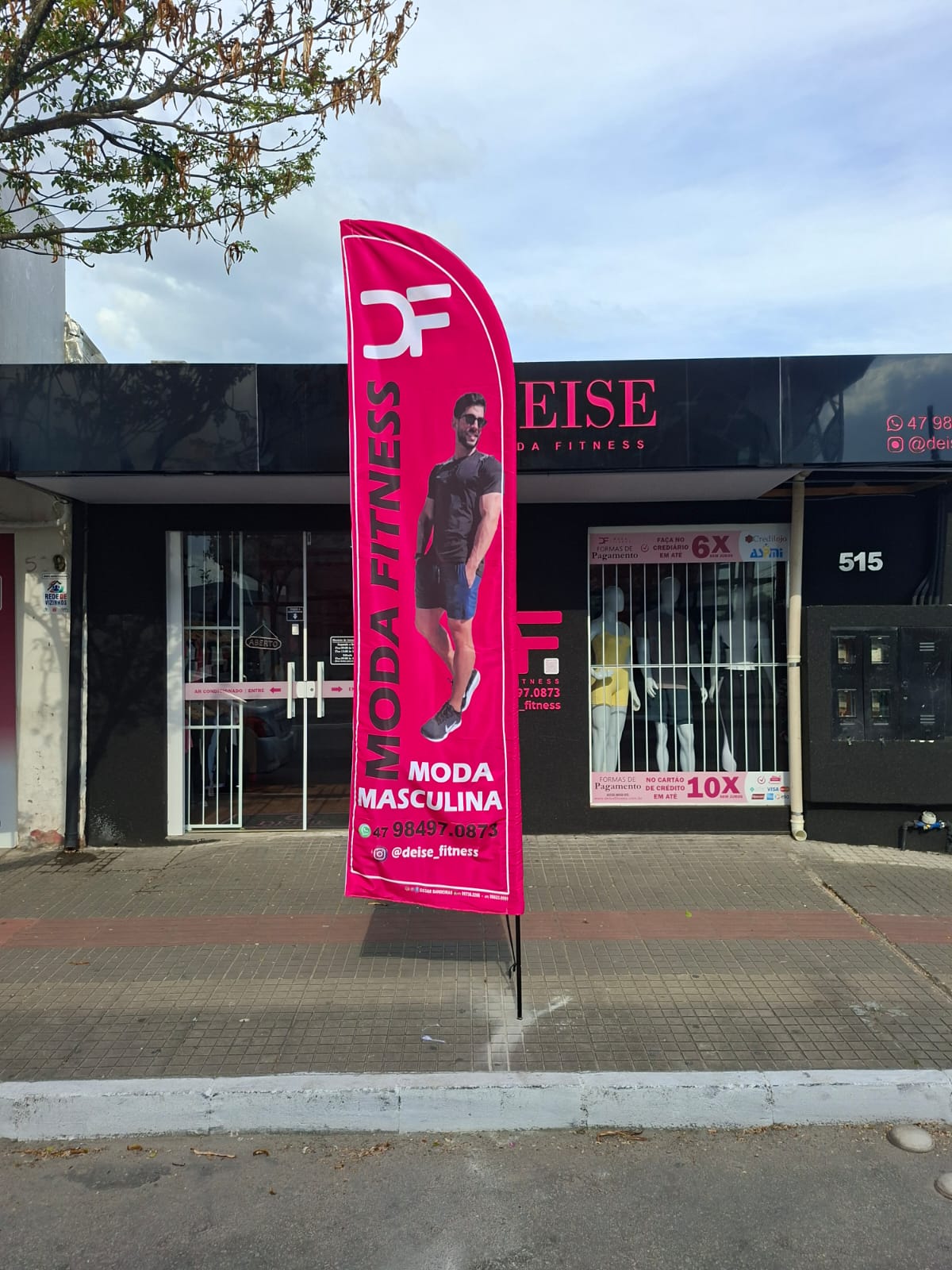 Bandeira promocional instalada em calçada