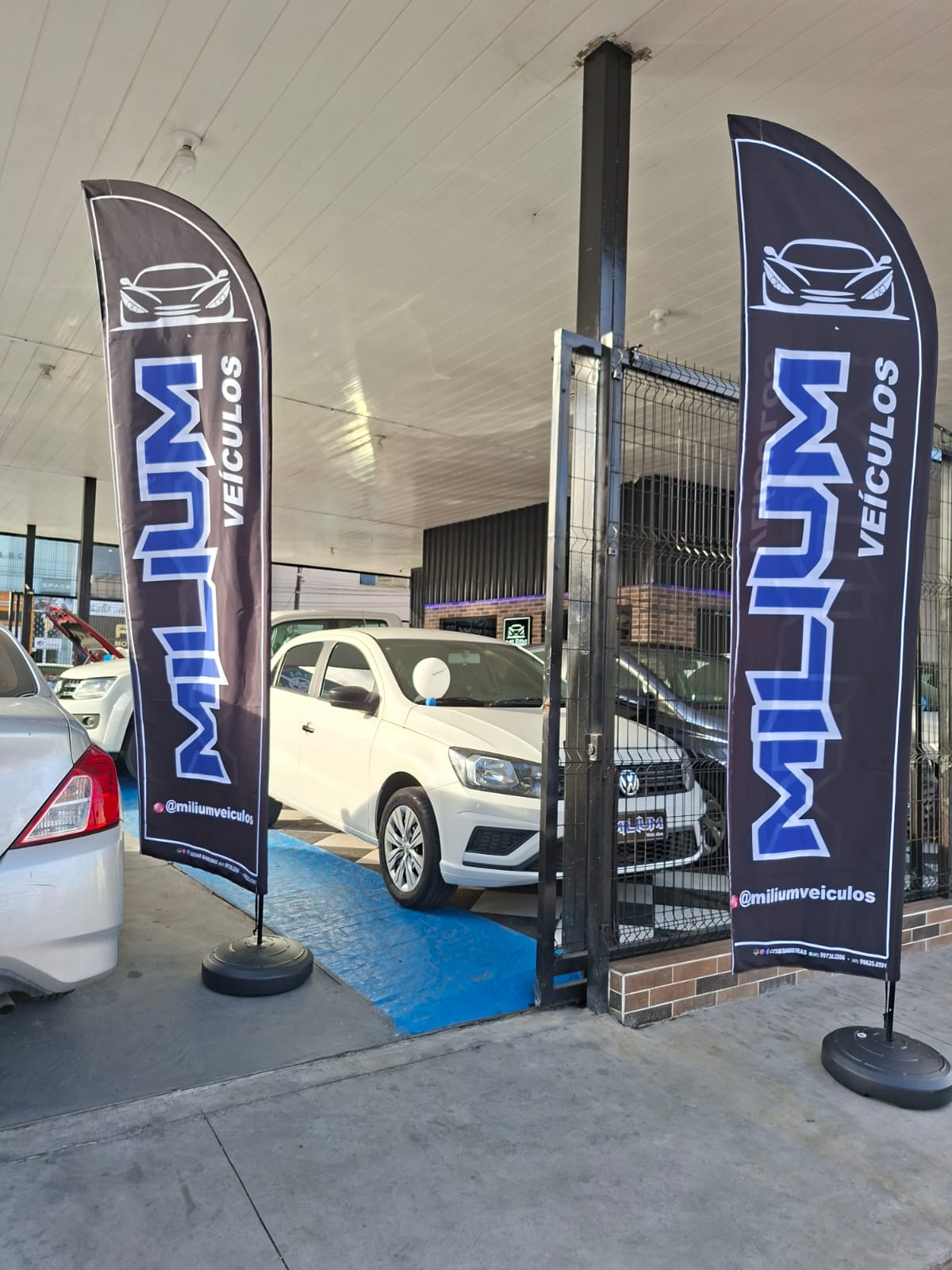 Windflag em frente a empresa